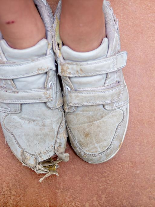Füsse in ramponierten Sportschuhen *** Feet in battered sports shoes 1028901354