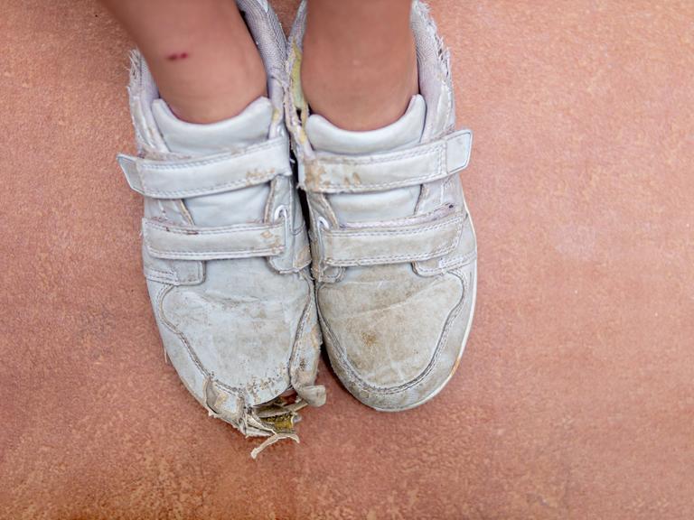 Füsse in ramponierten Sportschuhen *** Feet in battered sports shoes 1028901354