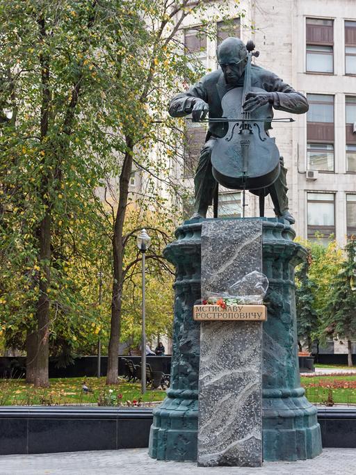 Das Moskauer Bronzedenkmal zeigt Mstislav Rostropovich Cello spielend auf einem großen Sockel.