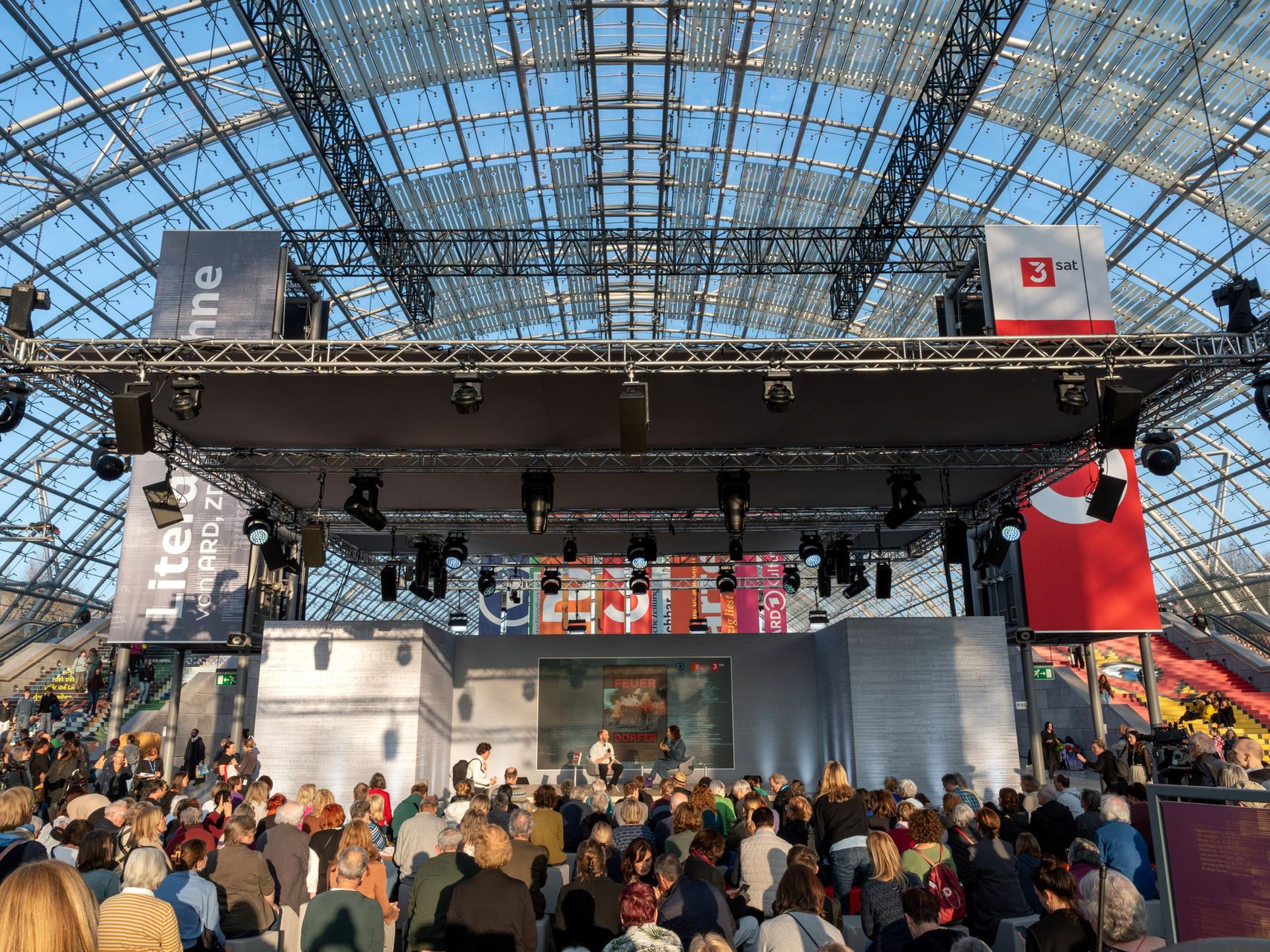 Die Literaturbühne in der Glashalle der Leipziger Buchmesse 2025.