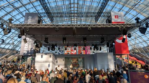 Die Literaturbühne in der Glashalle der Leipziger Buchmesse 2025.