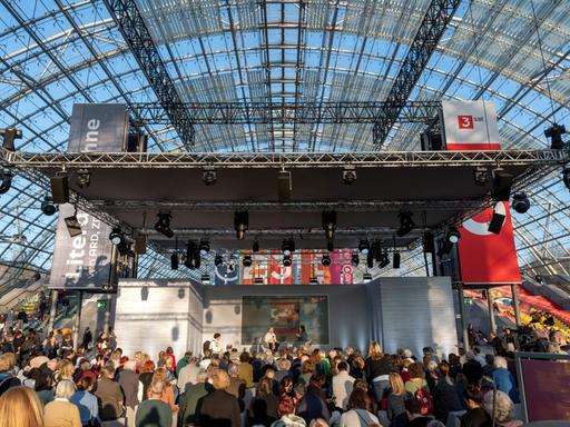 Die Literaturbühne in der Glashalle der Leipziger Buchmesse 2025.