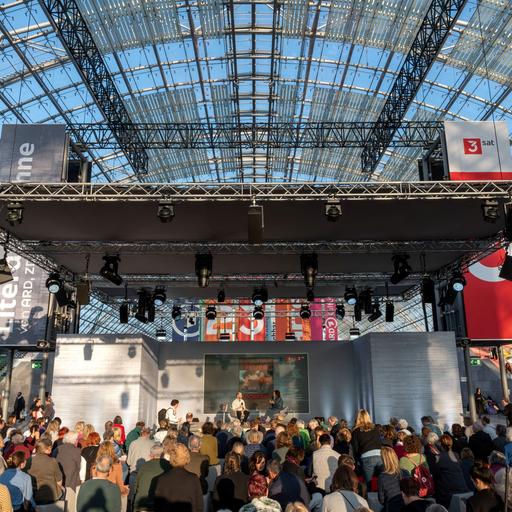 Die Literaturbühne in der Glashalle der Leipziger Buchmesse 2025.