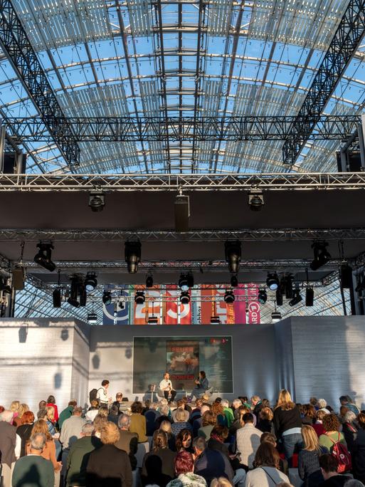 Die Literaturbühne in der Glashalle der Leipziger Buchmesse 2025.
