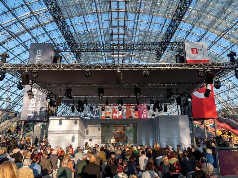 Die Literaturbühne in der Glashalle der Leipziger Buchmesse 2025.