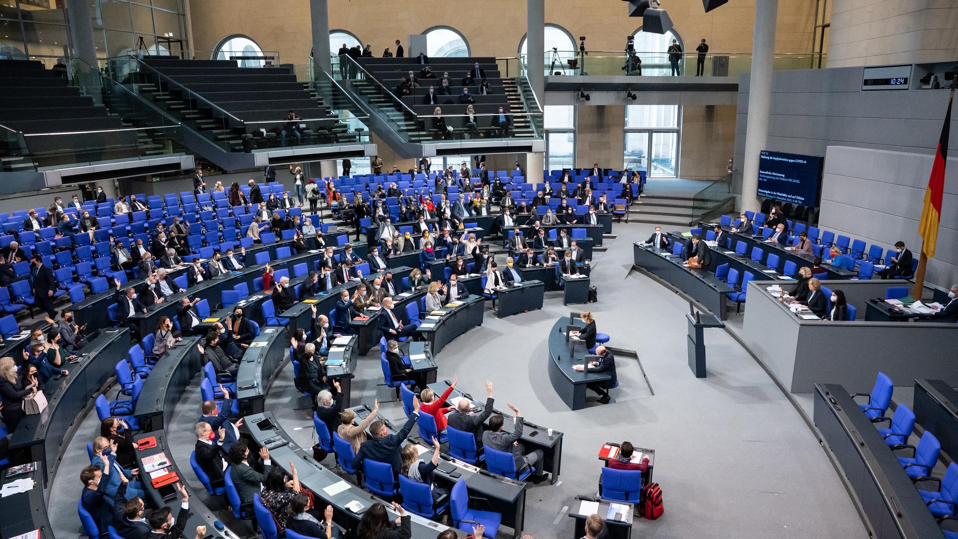 Blick auf den Plenarsaal des Deutschen Bundestags während einer Abstimmung.