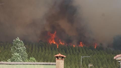 Ein Waldbrand breitet sich in San Ciprian, Spanien, aus.