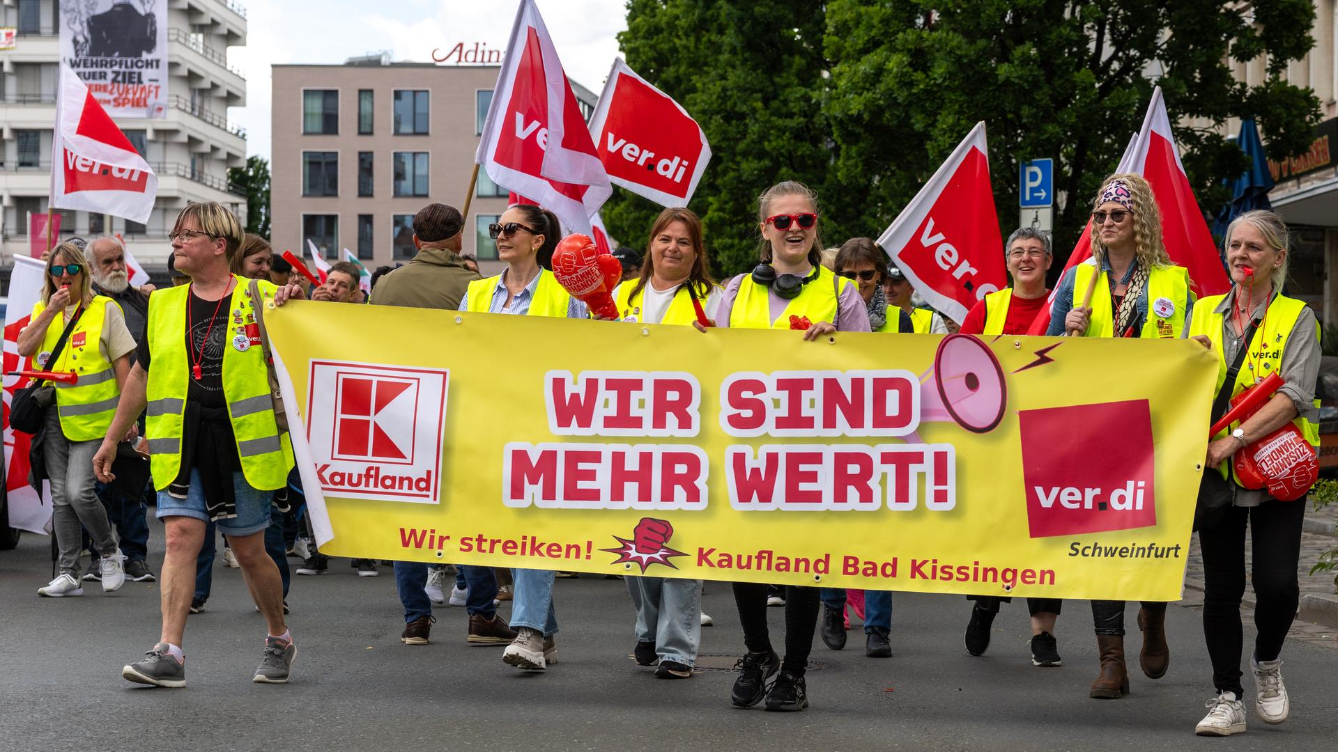Streikende Beschäftigte des Einzelhandels marschieren mit ver.di-Fahnen und einem Kaufland-Banner mit der Aufschrift Wir sind mehr wert! durch die Innenstadt in Nürnberg. 