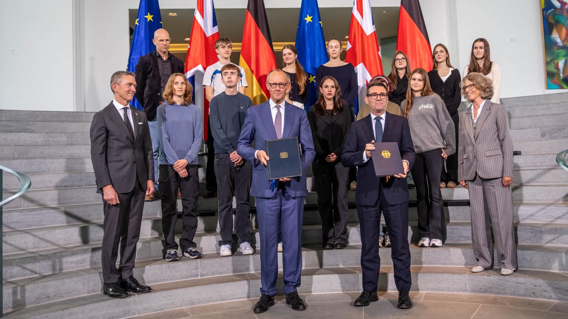 Berlin: Bundeskanzler Friedrich Merz (CDU) steht neben Andy Burnham, Premierminister von Großbritannien, beim Statement nach dem Vier-Augen Gespräch zur Inkraftsetzung des deutsch-britischen Freundschaftsvertrags. 