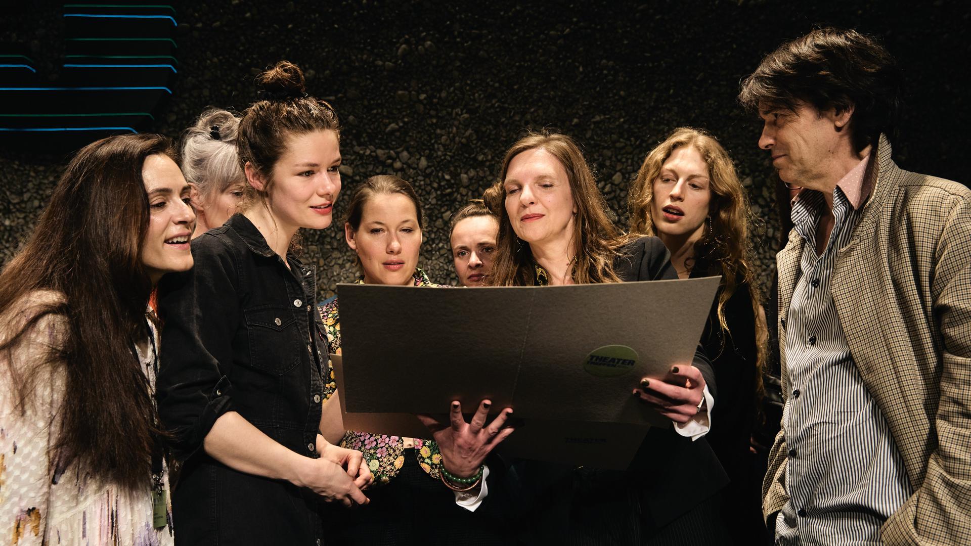 Szene aus dem Theaterstück "Bernarda Albas Haus" von Alice Birch nach Federico García Lorca, Regie: Katie Mitchell Szene aus dem Theaterstück "Bernarda Albas Haus" von Alice Birch nach Federico García Lorca, Regie: Katie Mitchell