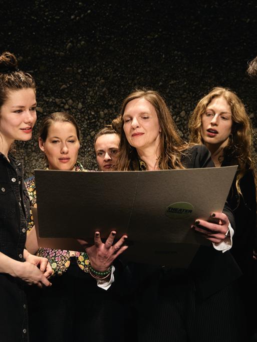 Szene aus dem Theaterstück "Bernarda Albas Haus" von Alice Birch nach Federico García Lorca, Regie: Katie Mitchell