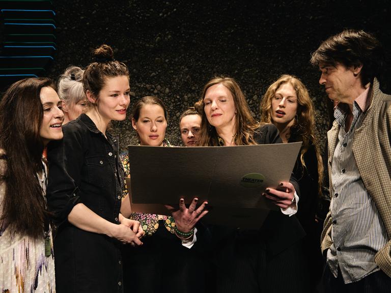 Szene aus dem Theaterstück "Bernarda Albas Haus" von Alice Birch nach Federico García Lorca, Regie: Katie Mitchell