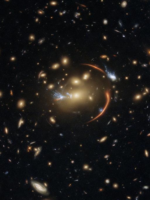Die „Macht“, die Dunkle Energie, beeinflusst sicher auch den Galaxienhaufen MACSJ0138.0-2155 und die weit dahinter liegenden Galaxien