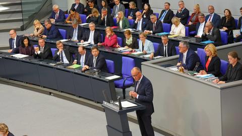 Bundeskanzler Friedrich Merz (CDU) spricht in der Generaldebatte in der Haushaltswoche im Bundestag.