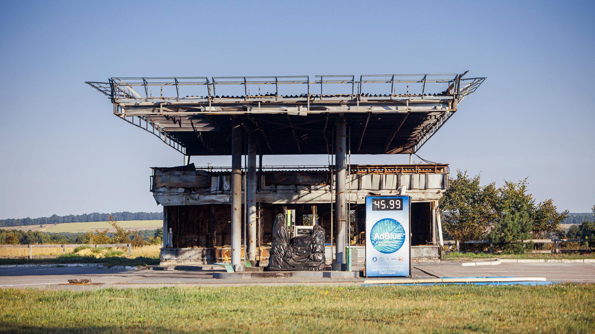 Blick auf eine von russischen Angriffen zerstörte Tankstelle in der Region Charkiw, Ukraine.