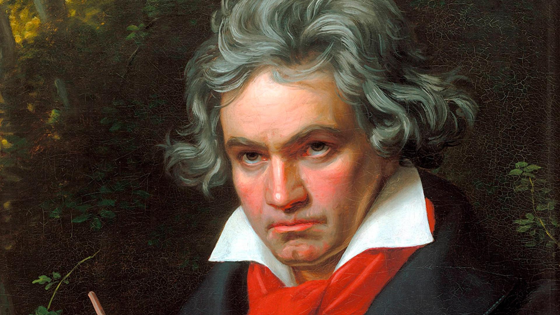 Gemaltes Porträt von Ludwig van Beethoven beim Komponieren. Der Komponist schaut grimmig, sein Haar liegt wild, er trägt einen leuchtend roten Schal.