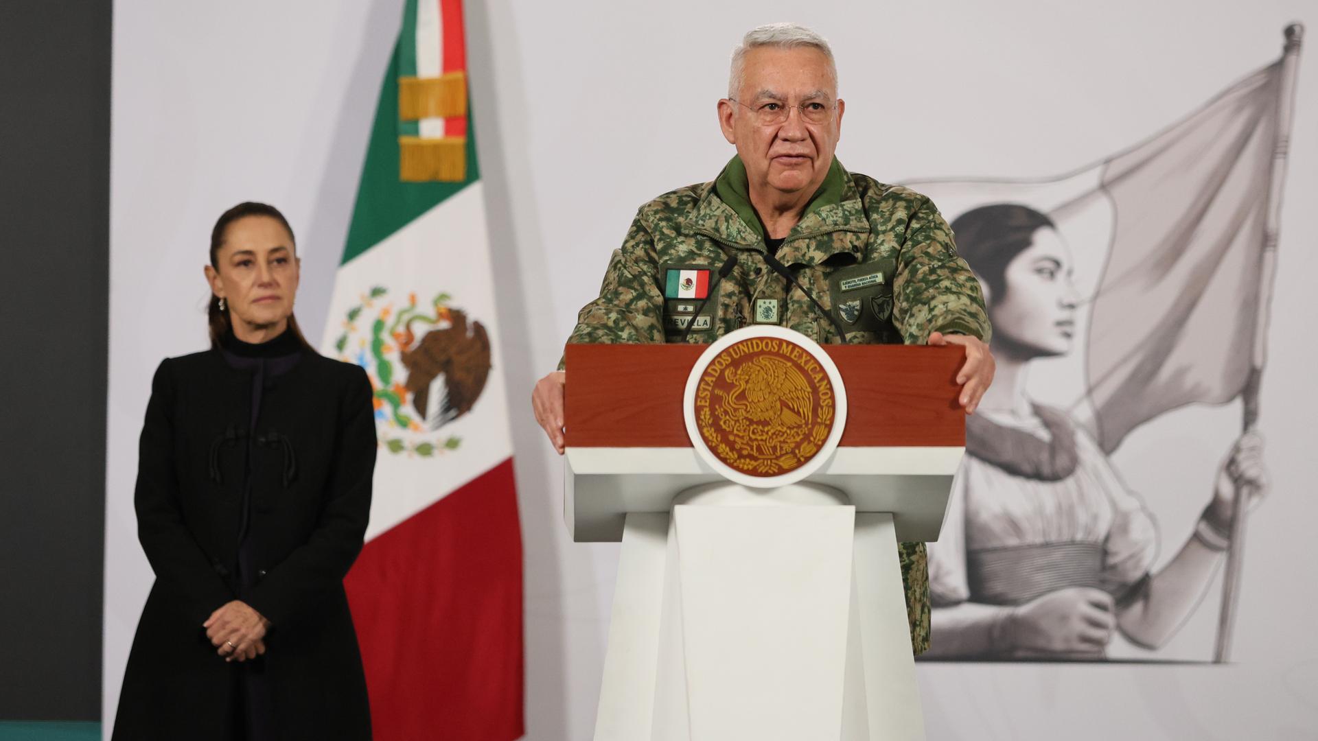 Der mexikanische Verteidigungsminister, General Ricardo Trevilla Trejo, spricht während der täglichen morgendlichen Pressekonferenz der Präsidentin Claudia Sheinbaum (l) im Nationalpalast.