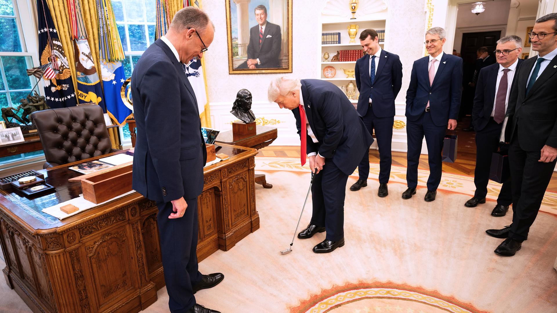 Washington, D.C., USA, 05.06.2025: Weißes Haus: Bundeskanzler Friedrich Merz CDU hat US-Präsident Donald Trump als weiteres Gastgeschenk einen Putter geschenkt, den dieser im Oval Office ausprobiert. 