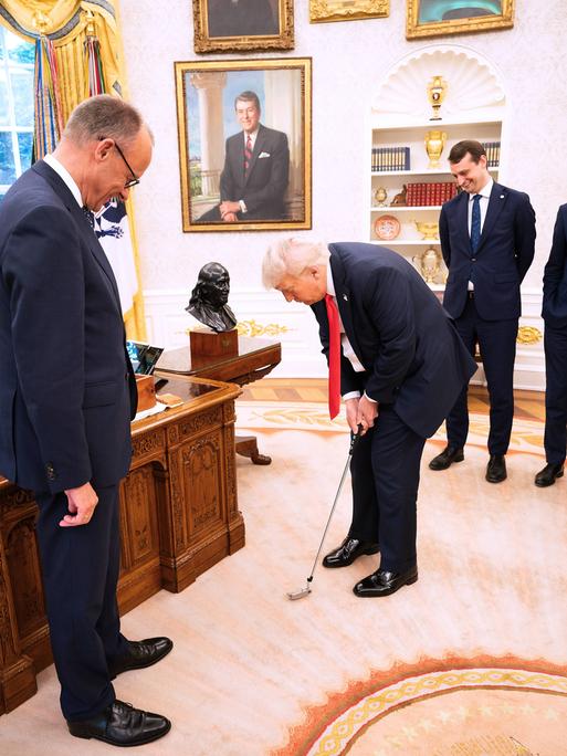 Washington, D.C., USA, 05.06.2025: Weißes Haus: Bundeskanzler Friedrich Merz CDU hat US-Präsident Donald Trump als weiteres Gastgeschenk einen Putter geschenkt, den dieser im Oval Office ausprobiert. 