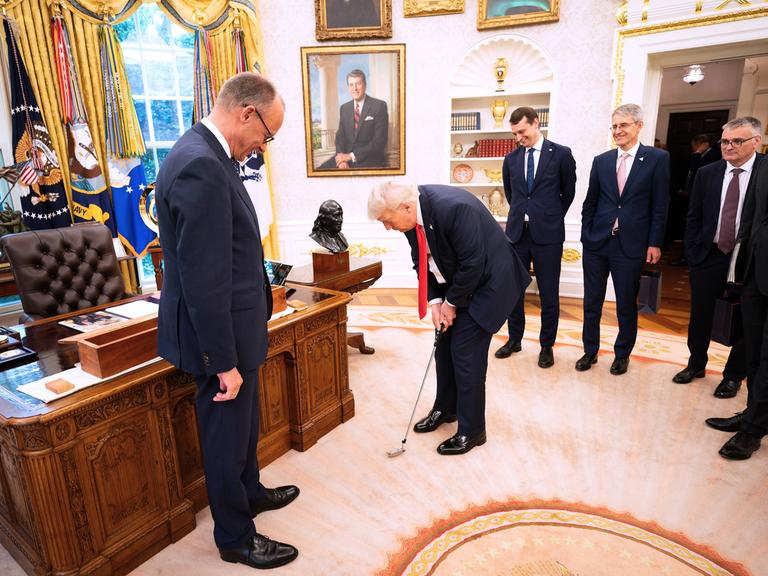 Washington, D.C., USA, 05.06.2025: Weißes Haus: Bundeskanzler Friedrich Merz CDU hat US-Präsident Donald Trump als weiteres Gastgeschenk einen Putter geschenkt, den dieser im Oval Office ausprobiert. 