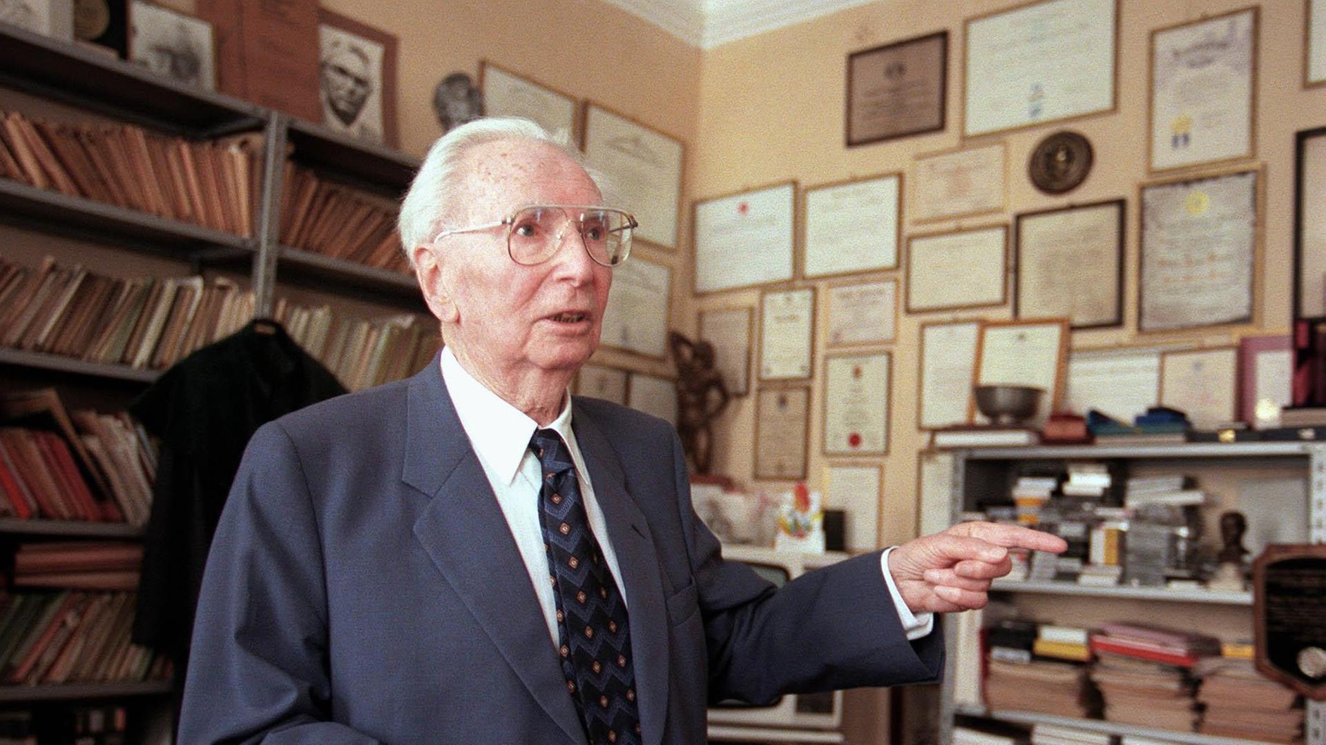 Der österreichische Neurologe und Psychiater Viktor Emil Frankl hier im Juni 1997 in seinem Arbeitszimmer in Wien 