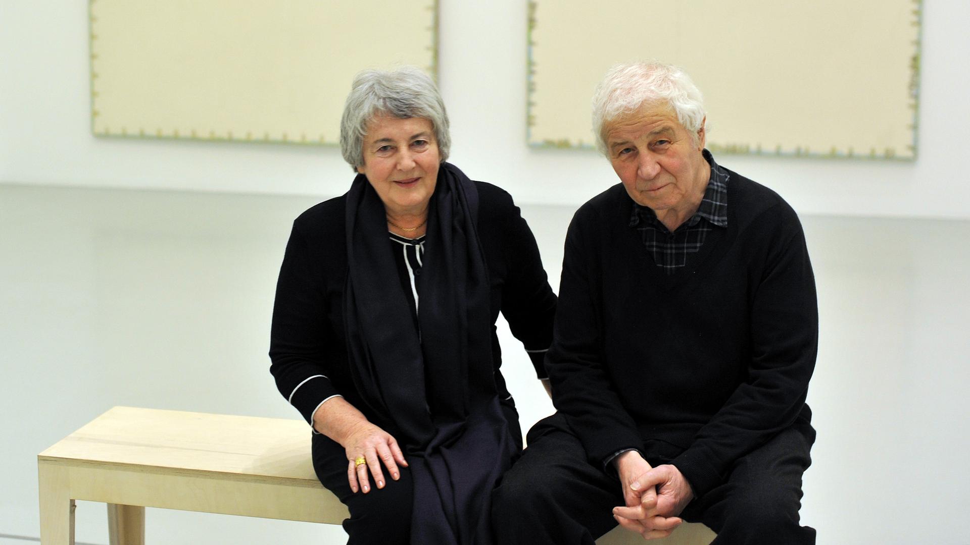 Ilja Kabakow und Emilia Kabakow sitzen auf einer Bank vor ihren Werken bei der Ausstellungseröffnung im Sprengel-Museum in Hannover im Jahr 2011.