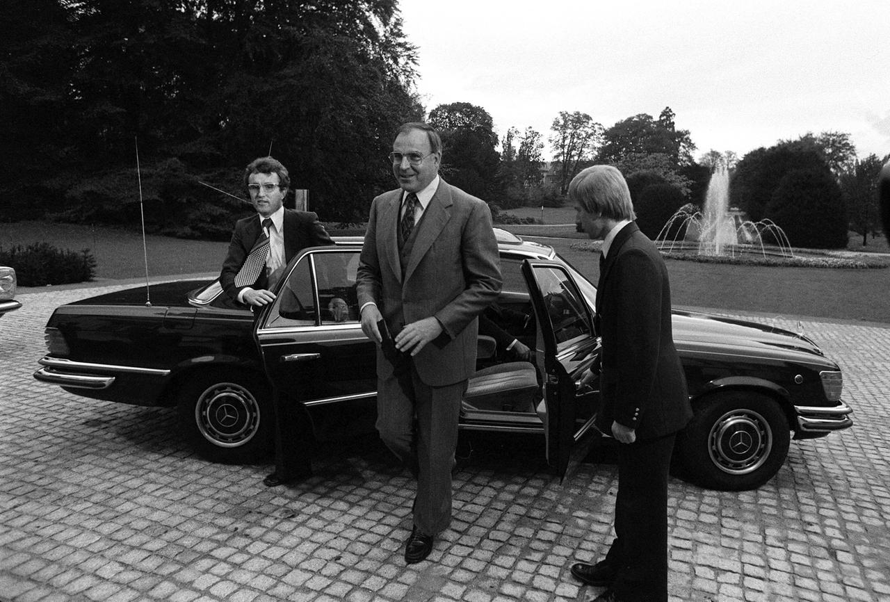 Bundeskanzler Helmut Kohl steigt mit Berater Horst Teltschik aus einem Auto anlässlich eines Besuches bei Bundespräsident Walter Scheel im Palais Schaumburg in Bonn, 1976.