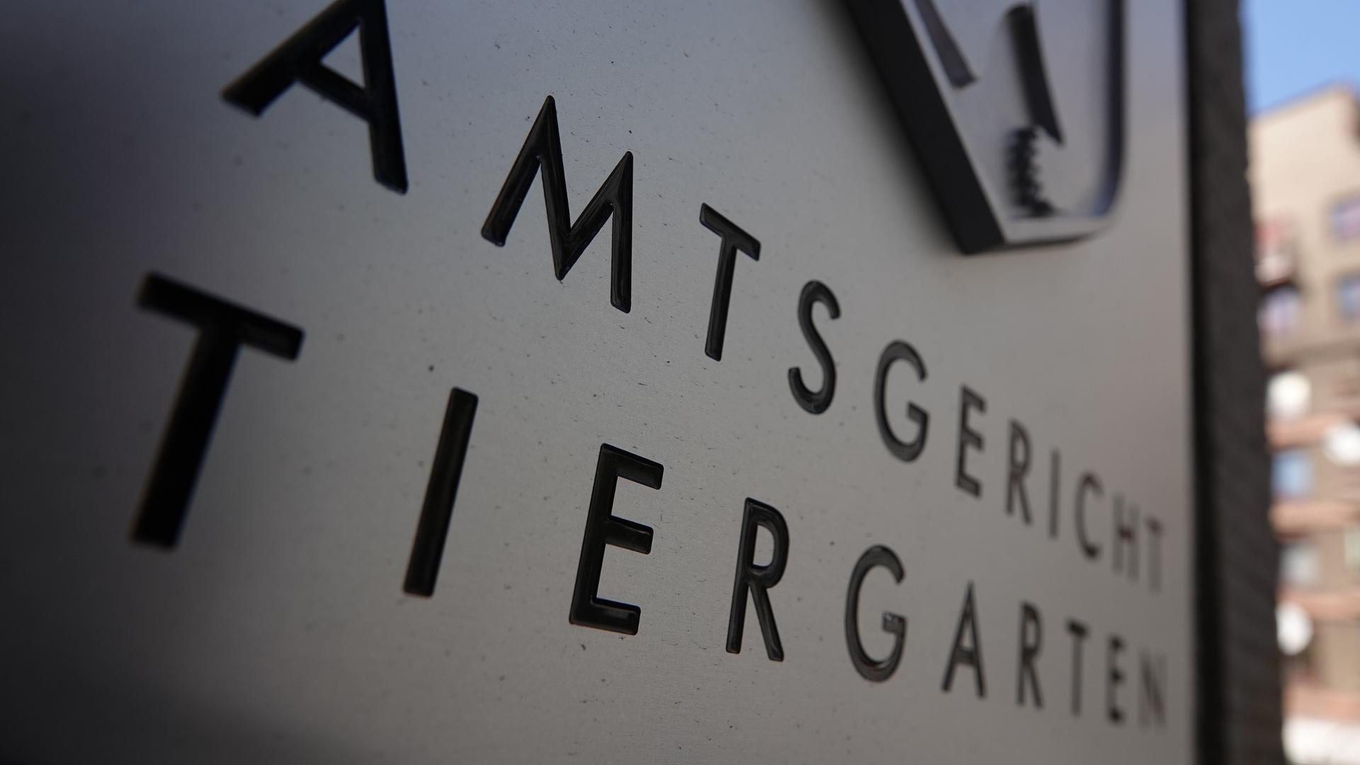 Der Eingang vom Amtsgericht Tiergarten mit dem Schriftzug des Gerichts Der Eingang vom Amtsgericht Tiergarten mit dem Schriftzug des Gerichts