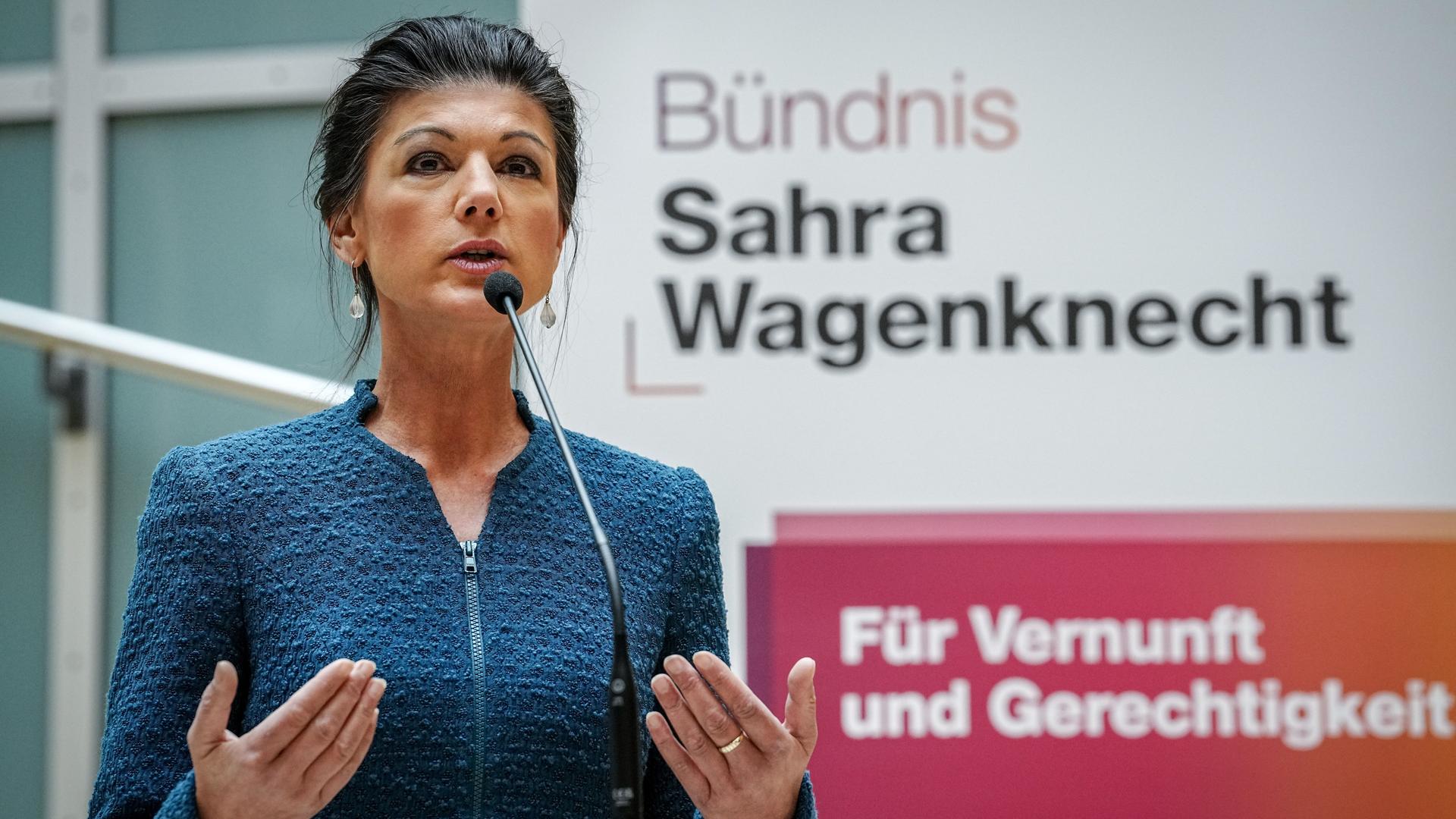 Berlin: Sahra Wagenknecht, Bundestagsabgeordnete, spricht anlässlich der Konstituierung der Gruppe "Bündnis Sahra Wagenknecht - Für Vernunft und Gerechtigkeit" auf einer Pressekonferenz.