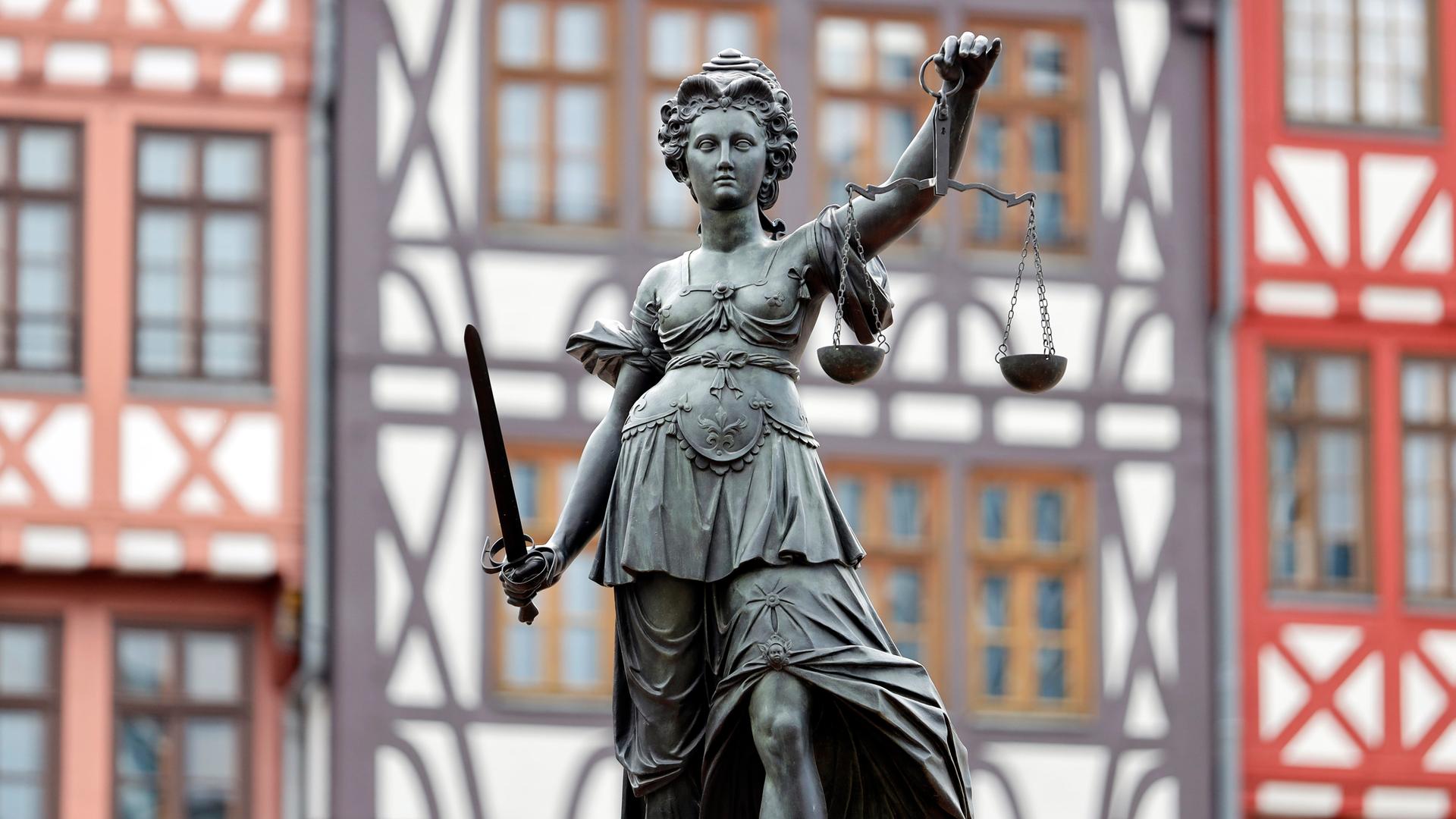 Die Justitia steht auf dem Gerechtigkeitsbrunnen auf dem Römerberg in Frankfurt. 