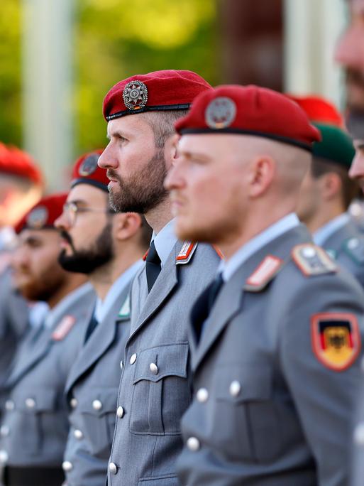 Soldaten stehen stramm beim Indienststellungsappell des Unterstützungskommandos der Bundeswehr auf der Hardthöhe in Bonn. Die Soldaten tragen ein rotes Barett und graue Uniformen.