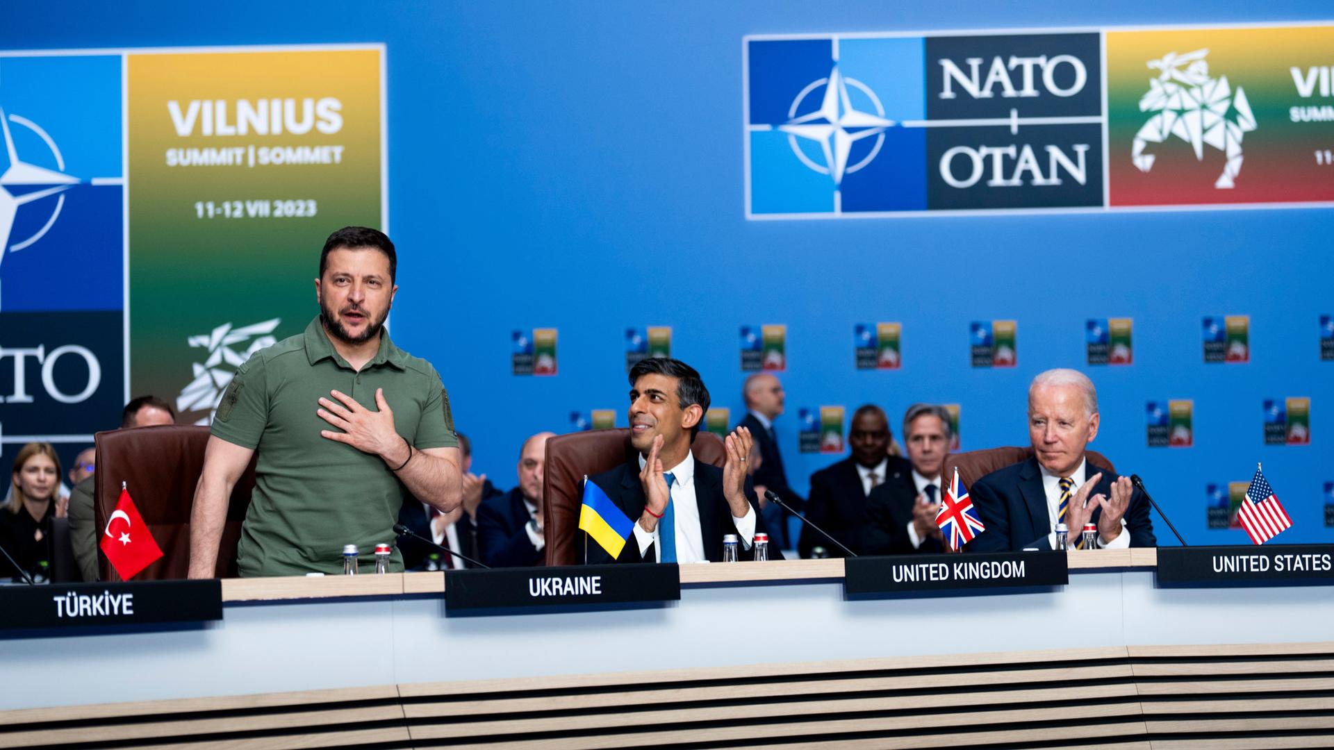 Der ukrainische Präsident Selenskyj neben dem Britischen Premierminister Sunak und US-Präsident Biden (v.l.n.r.) während der Sitzung des neuen NATO-Ukraine-Rates auf dem Gipfel des Militärbündnisses in Litauen am 12. Juli 2023 