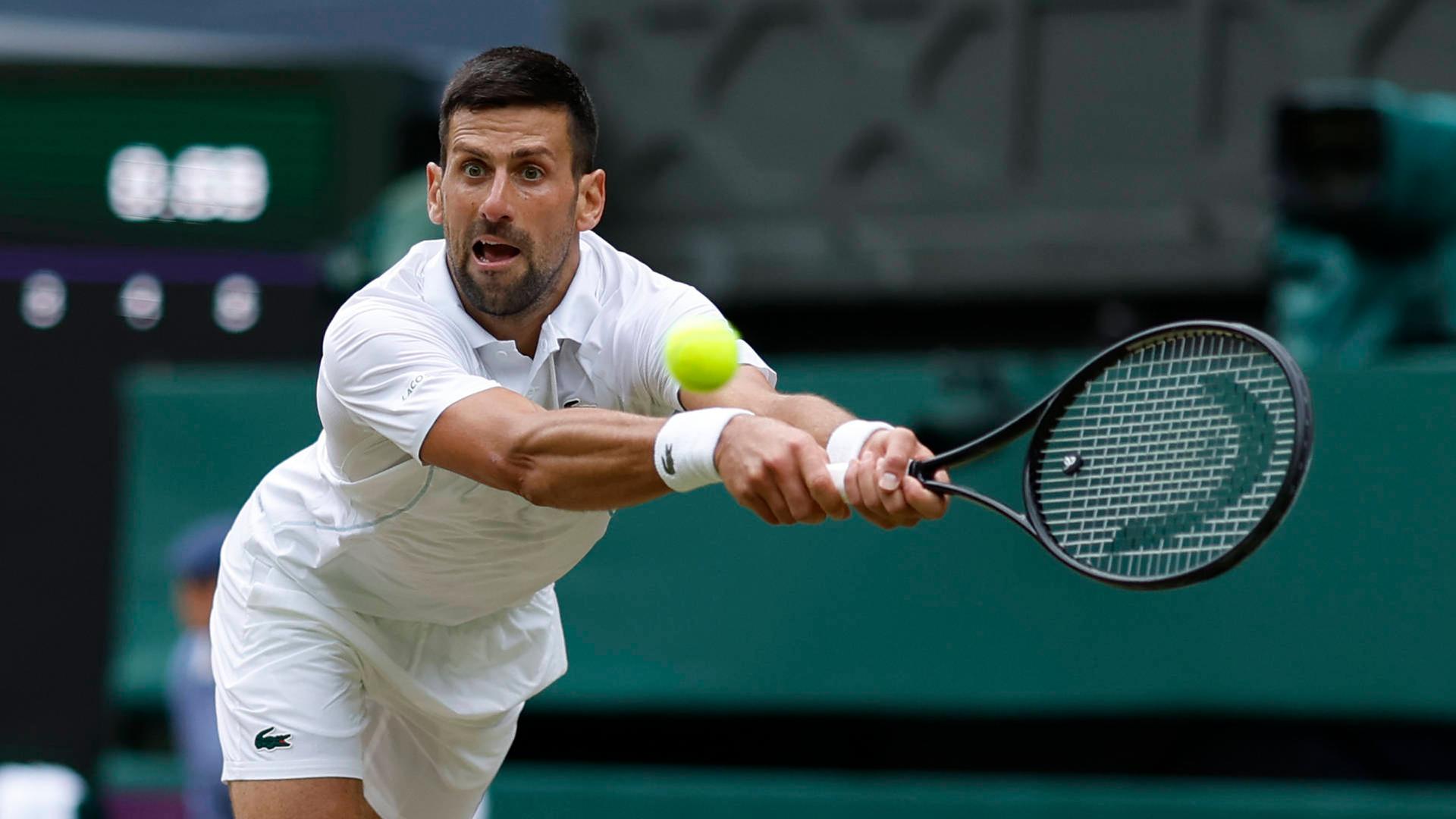Novak Djokovic zeigt im Wimbledon-Viertelfinale gegen Lorenzo Musetti einen beidhändigen Return