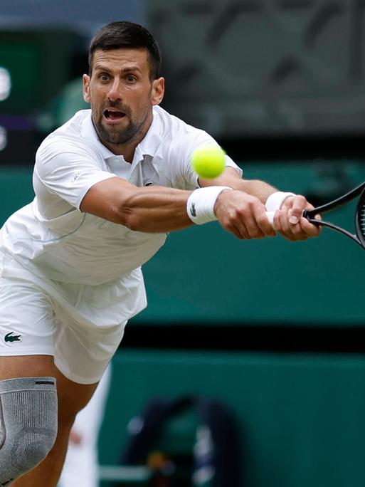 Novak Djokovic zeigt im Wimbledon-Viertelfinale gegen Lorenzo Musetti einen beidhändigen Return