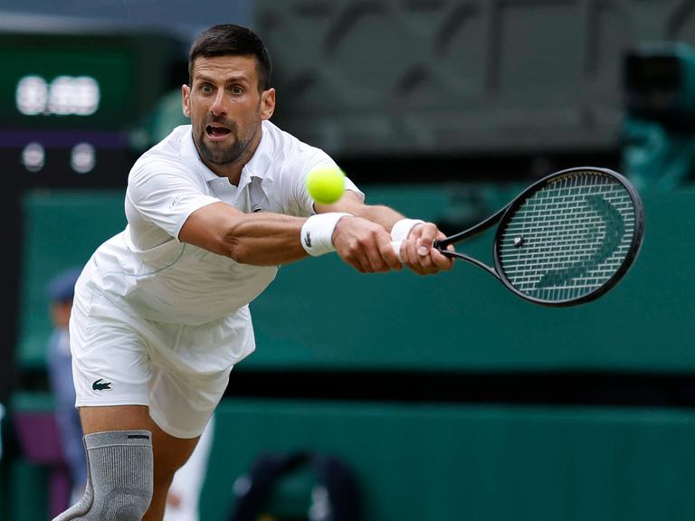 Novak Djokovic zeigt im Wimbledon-Viertelfinale gegen Lorenzo Musetti einen beidhändigen Return