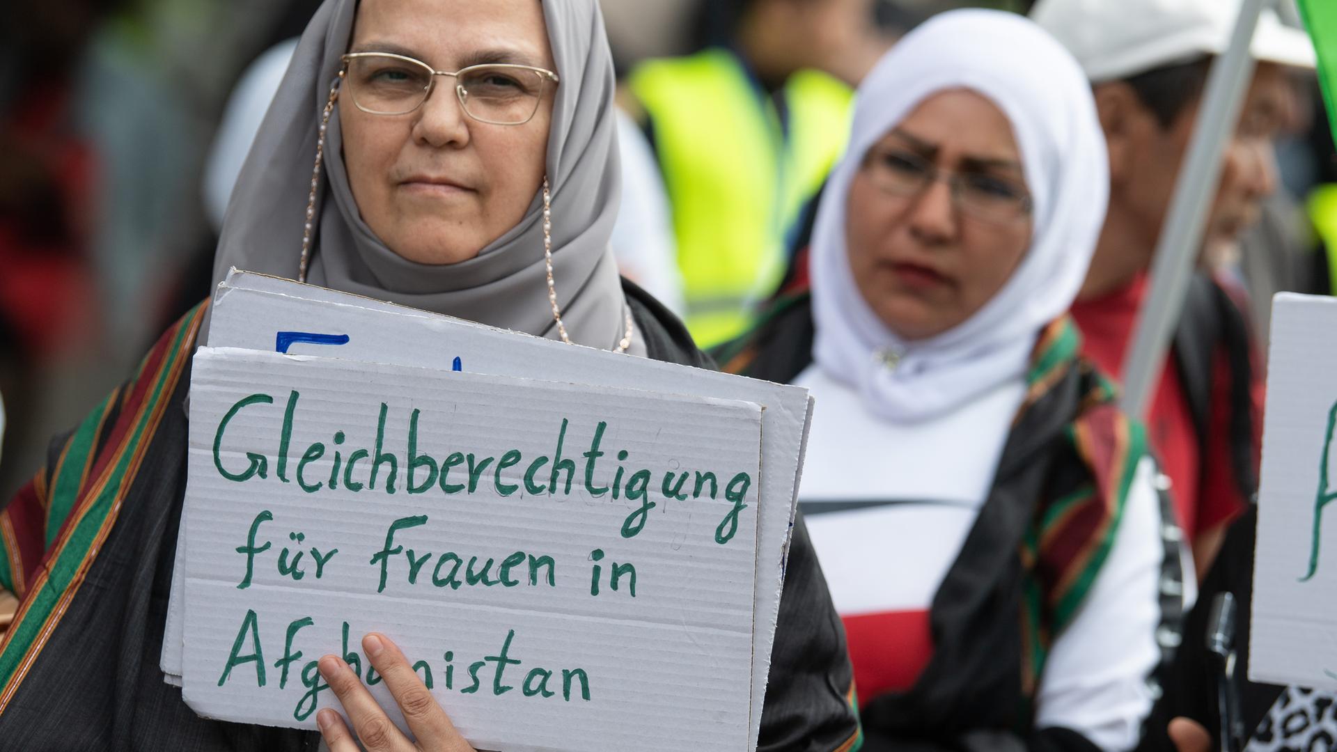 Exil-Afghaninnen demonstrieren in der Innenstadt von Frankfurt gegen das Taliban-Regime, Unterdrückung und für Frauenrechte. Auf dem Schild einer Teilnehmerin steht "Gleichberechtigung für Frauen in Afghanistan".