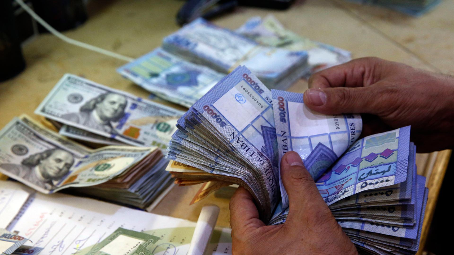 Libanon, Beirut: Ein Mann zählt libanesische Lira in einer Wechselstube in Beirut. Der Verfall der libanesischen Währung schreitet weiter rasant voran. Libanon, Beirut: Ein Mann zählt libanesische Lira in einer Wechselstube in Beirut. Der Verfall der libanesischen Währung schreitet weiter rasant voran.