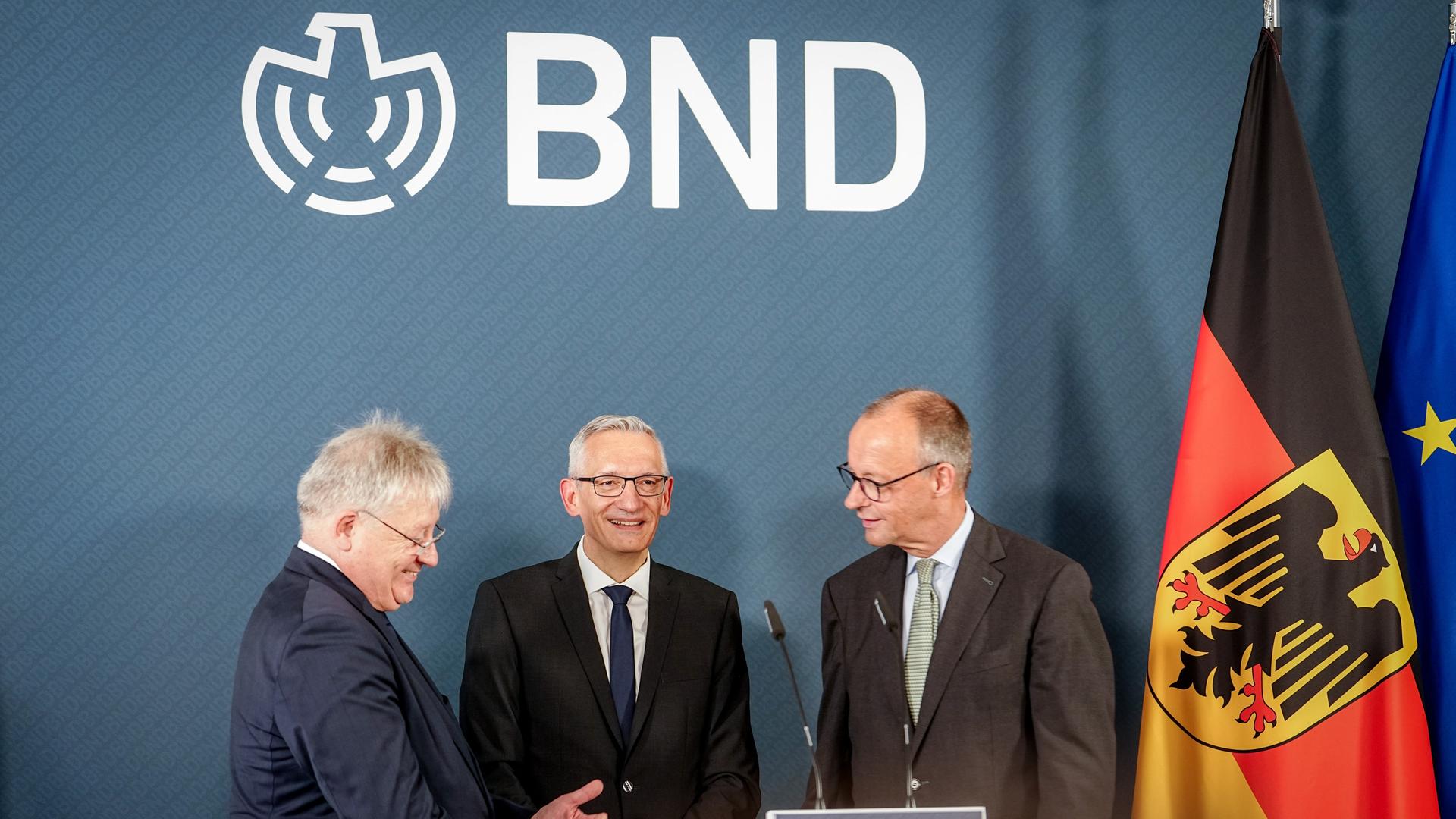 Bruno Kahl (l-r), ehemaliger Präsident des Bundesnachrichtendienstes (BND), Martin Jäger, neuer BND-Präsident, und Bundeskanzler Friedrich Merz (CDU) stehen bei der Amtsübergabe von Kahl an Jäger zusammen.