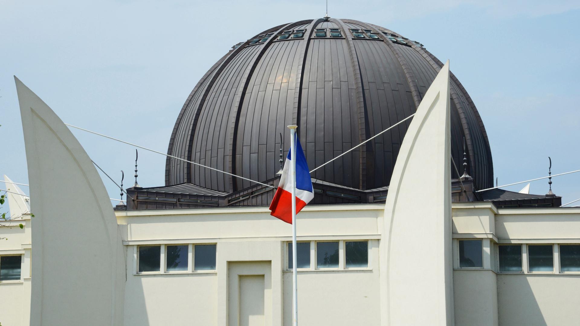 Die Tricolore weht vor der Großen Moschee in Straßburg. Die Tricolore weht vor der Großen Moschee in Straßburg.