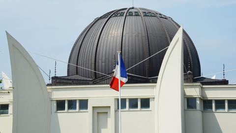 Die Tricolore weht vor der Großen Moschee in Straßburg. Die Tricolore weht vor der Großen Moschee in Straßburg.