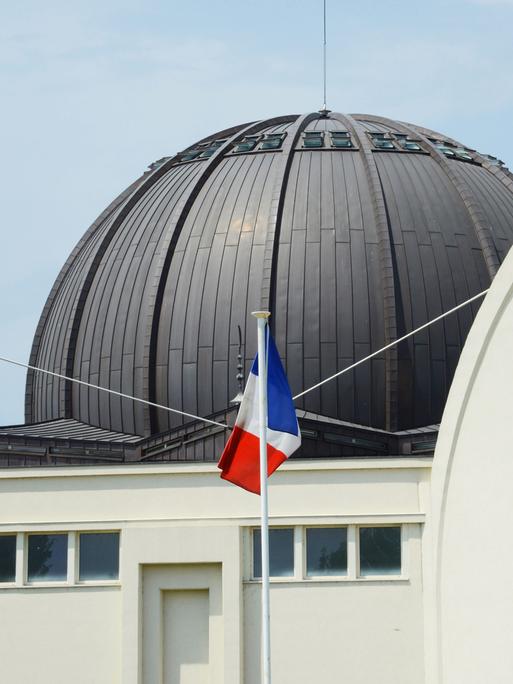Die Tricolore weht vor der Großen Moschee in Straßburg.