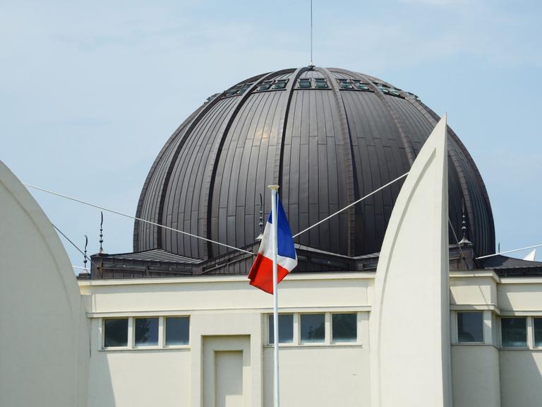 Die Tricolore weht vor der Großen Moschee in Straßburg.