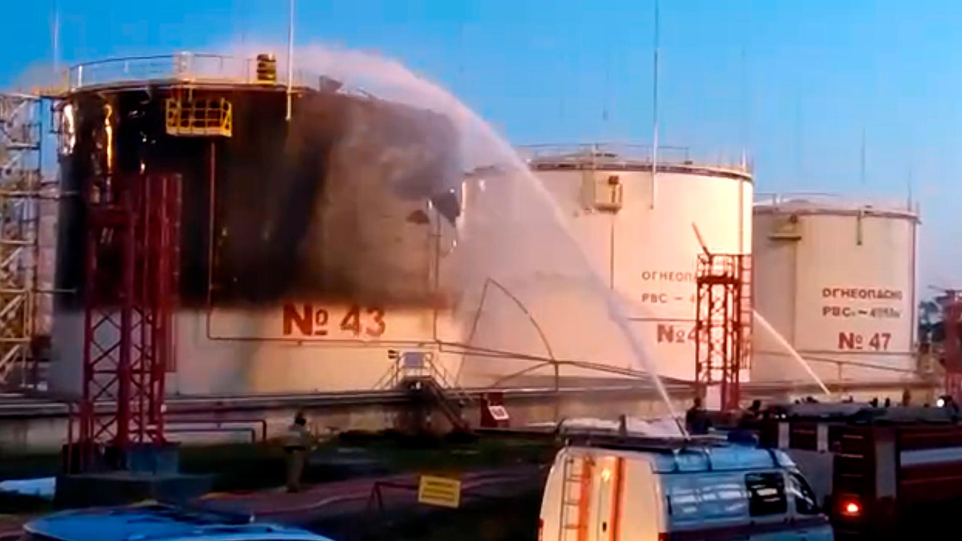 Feuerwehrleute arbeiten an der Seite des Produktionskomplexes der Ilski-Ölraffinerie in der Region Krasnodar im Süden Russlands. 