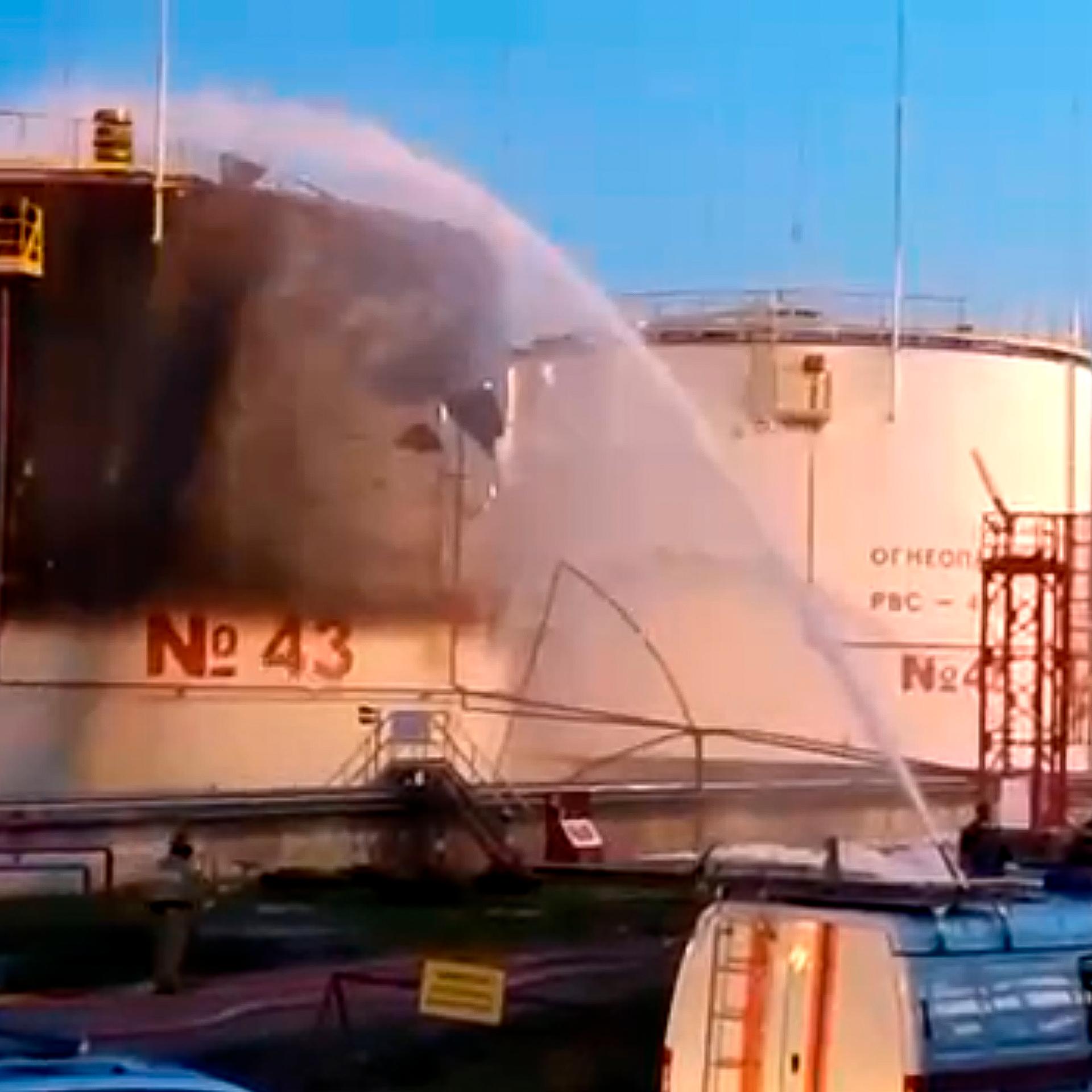 Auf diesem Foto, das der Gouverneur von Krasnodar, Weniamin Kondratjew, in seinem Telegramm-Kanal veröffentlichte, arbeiten Feuerwehrleute an der Seite des Produktionskomplexes der Ilski-Ölraffinerie in der Region Krasnodar im Süden Russlands. 