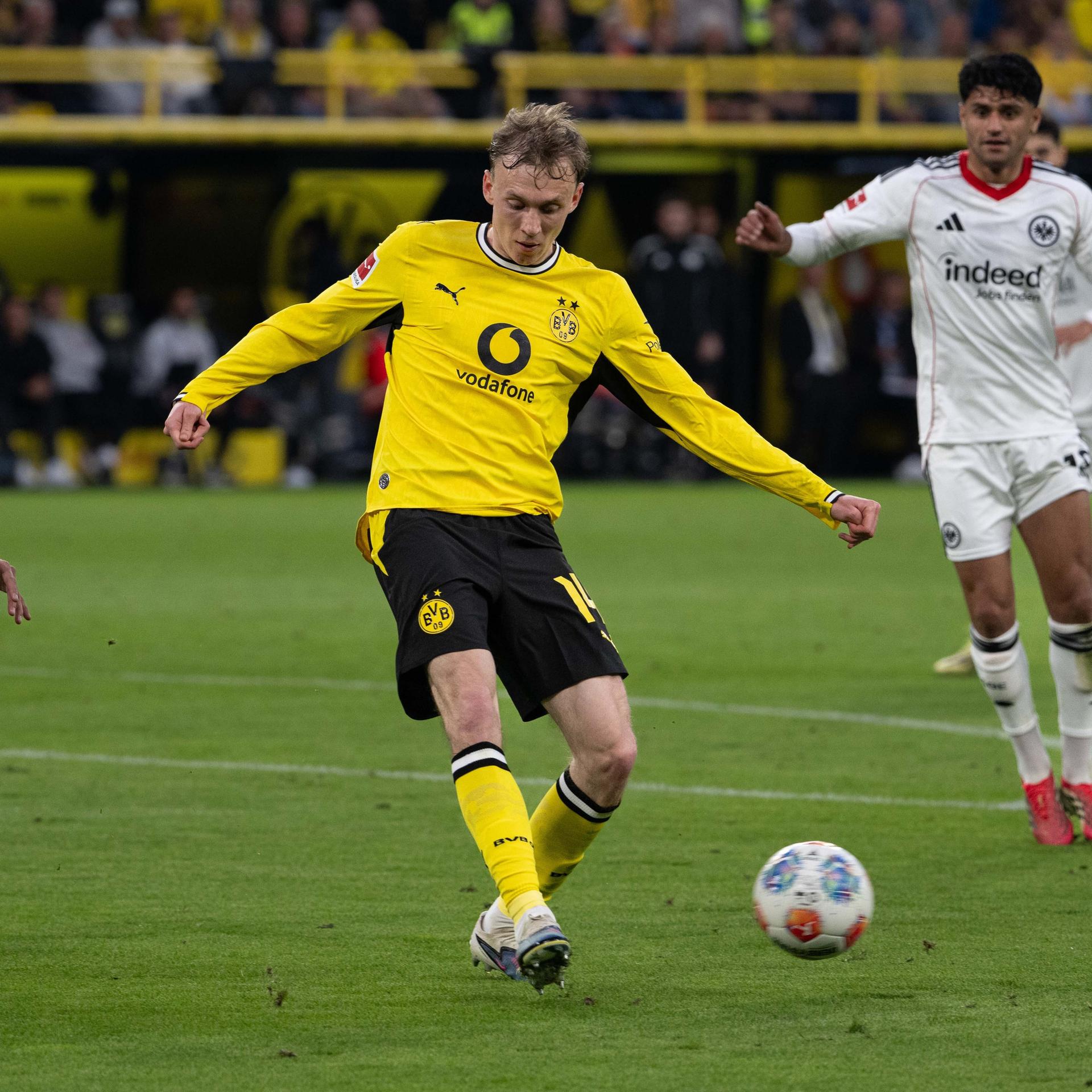 Der Fußballer Maximilian Beier versucht im Zweikampf an den Ball zu kommen.