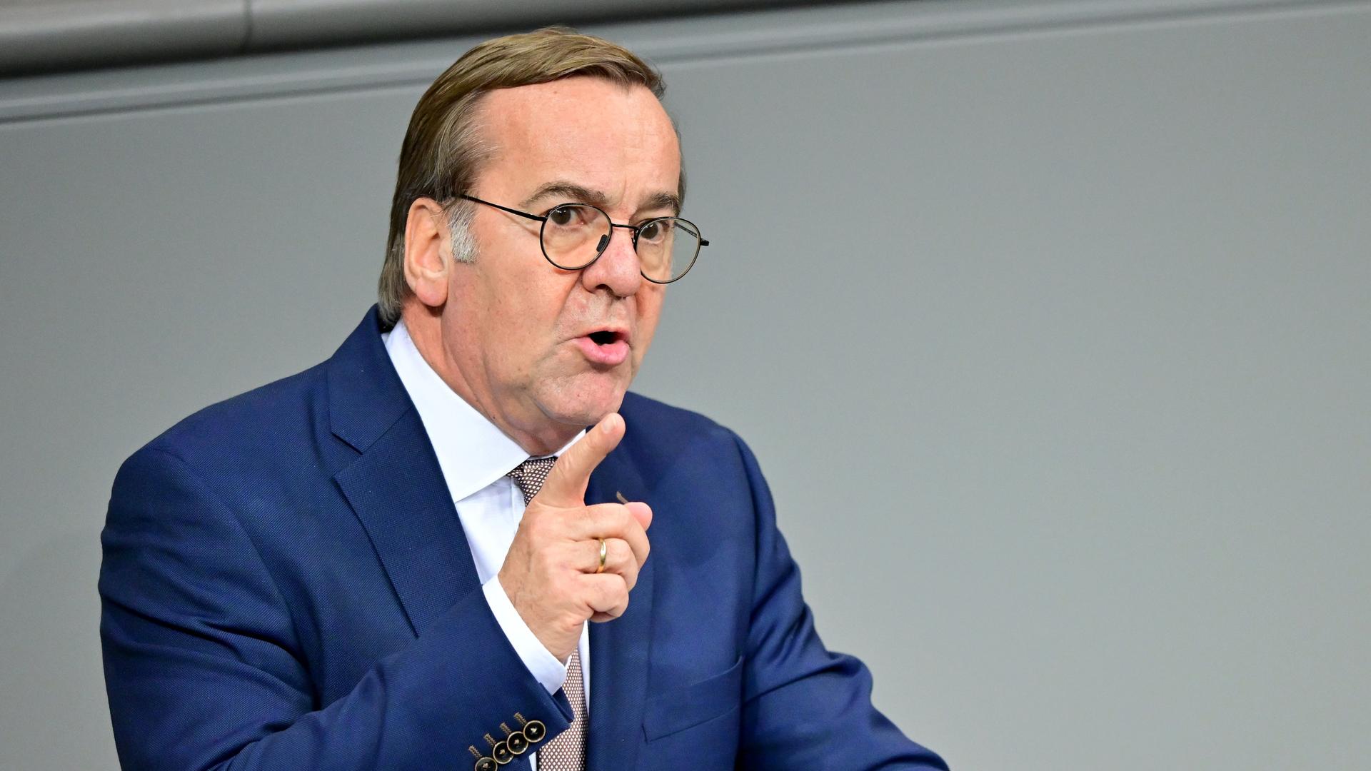 Berlin: Boris Pistorius (SPD), Verteidigungsminister, spricht in der Sitzung des Bundestags.