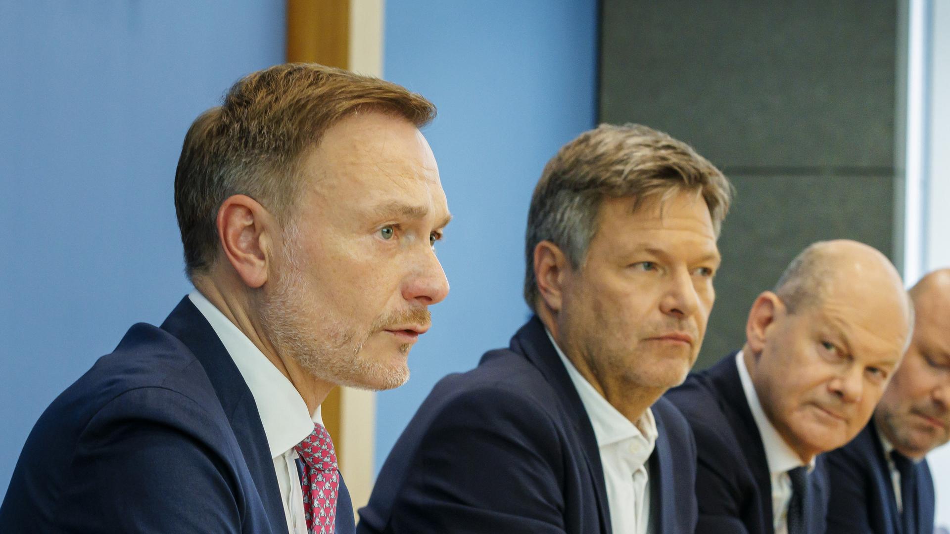 Der Entwurf für den Bundeshaushalt, den Finanzminister Christian Lindner (FDP, li.), Wirtschaftsminister Robert Habeck (Bündnis 90/Die Grünen, Mi.) und Bundeskanzler Olaf Scholz (SPD) Anfang Juli vorstellten, steht erneut zur Disposition. 