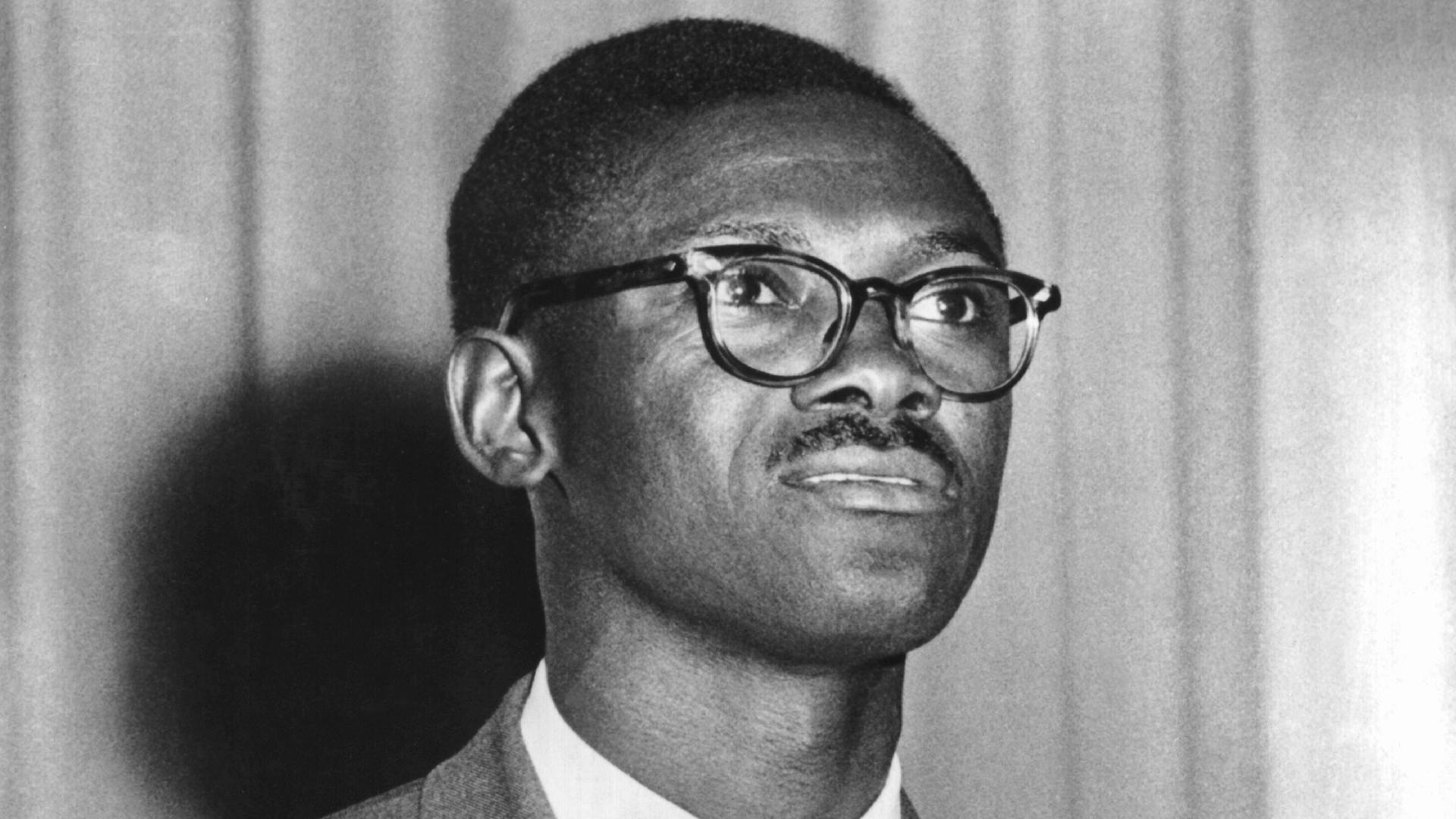 Historisches Porträt des kongolesischen Politikers Patrice Emergy Lumumba, aufgenommen im Jahr 1960. Lumumba wurde im Januar 1961 unter ungeklärten Umständen ermordet. 1966 erklärte man ihn zum Nationalhelden.