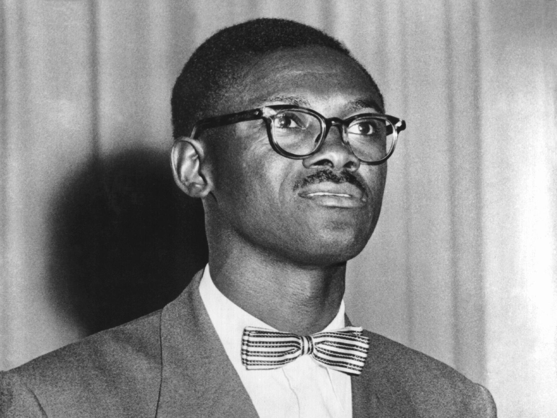 Historisches Porträt des kongolesischen Politikers Patrice Emergy Lumumba, aufgenommen im Jahr 1960. Lumumba wurde im Januar 1961 unter ungeklärten Umständen ermordet. 1966 erklärte man ihn zum Nationalhelden.