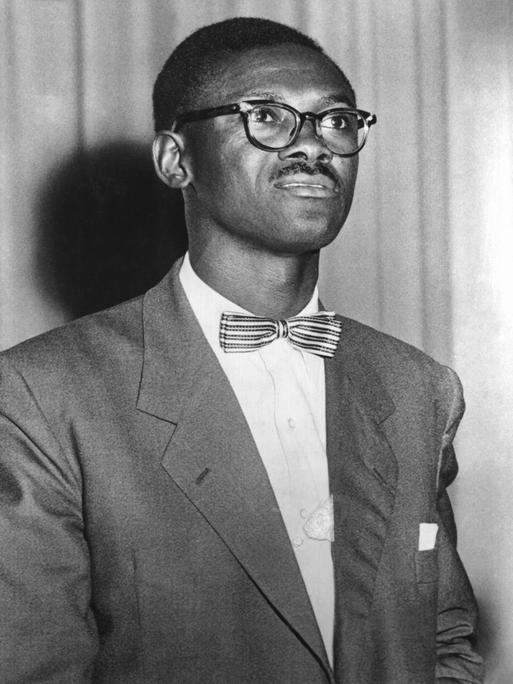 Historisches Porträt des kongolesischen Politikers Patrice Emergy Lumumba, aufgenommen im Jahr 1960. Lumumba wurde im Januar 1961 unter ungeklärten Umständen ermordet. 1966 erklärte man ihn zum Nationalhelden.